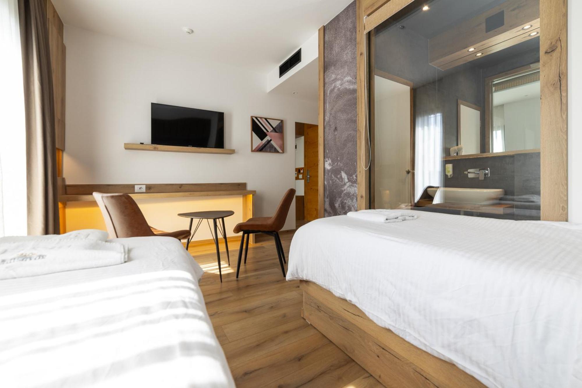Roadside Hotel Lipjan Ngoại thất bức ảnh