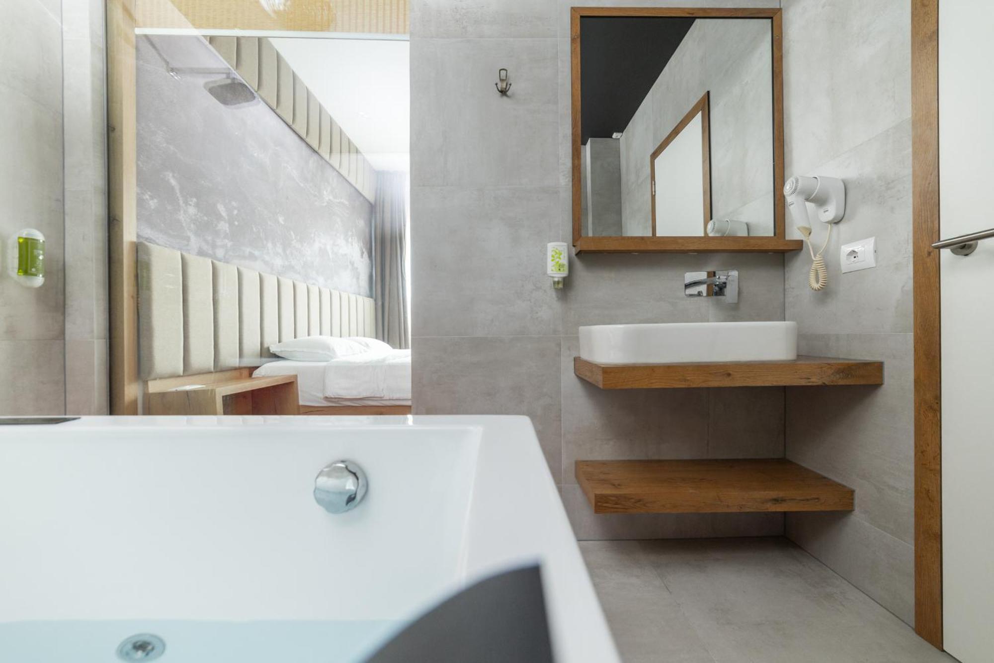 Roadside Hotel Lipjan Ngoại thất bức ảnh