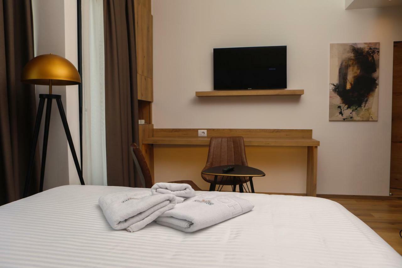 Roadside Hotel Lipjan Ngoại thất bức ảnh