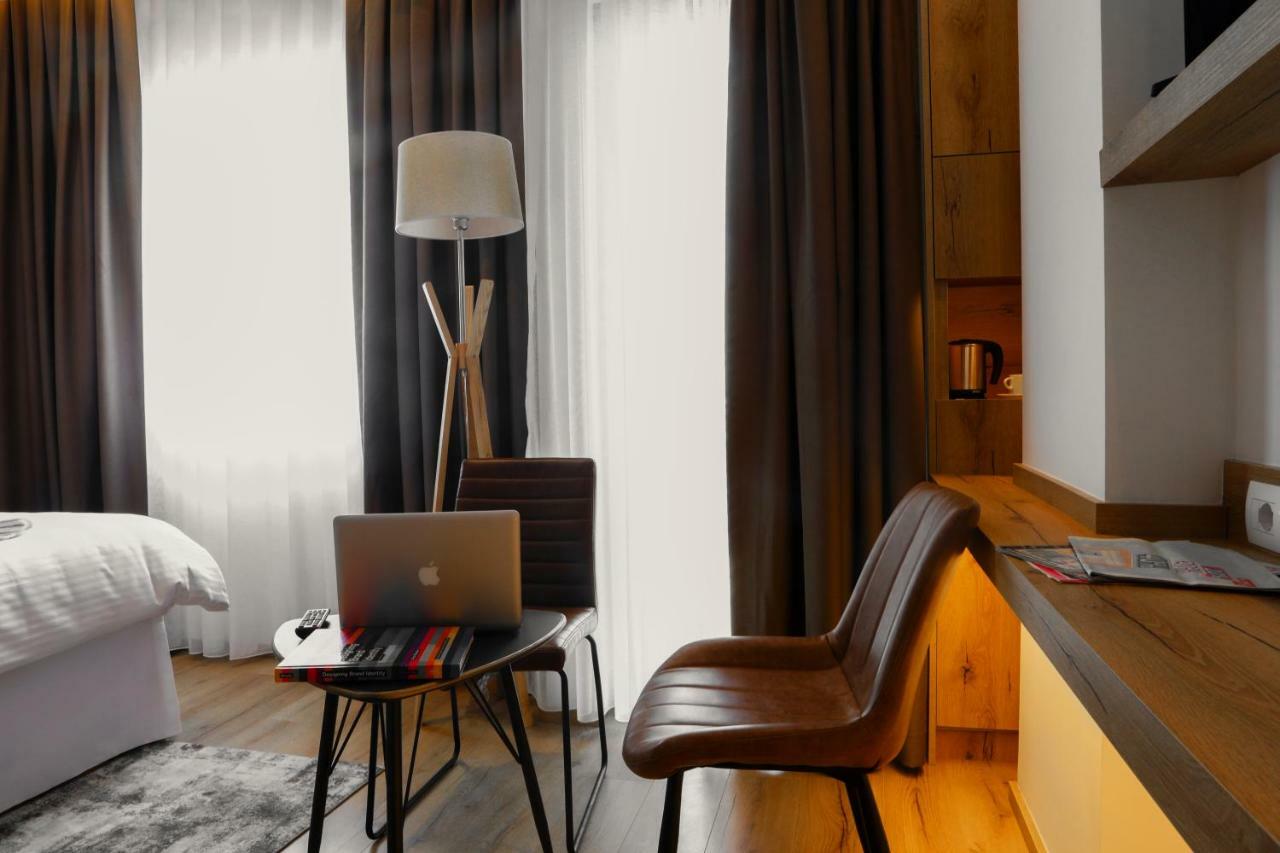 Roadside Hotel Lipjan Ngoại thất bức ảnh