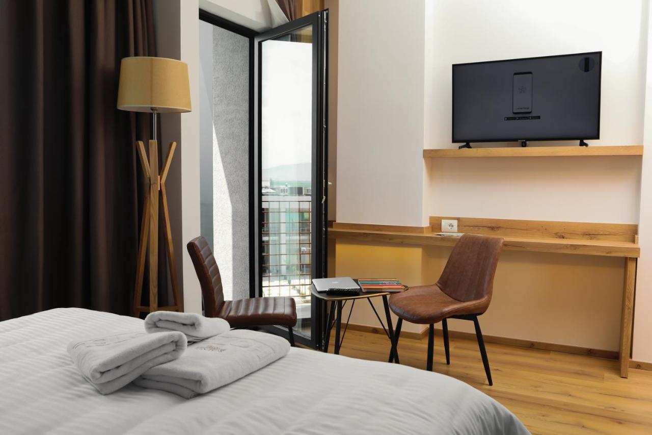 Roadside Hotel Lipjan Ngoại thất bức ảnh